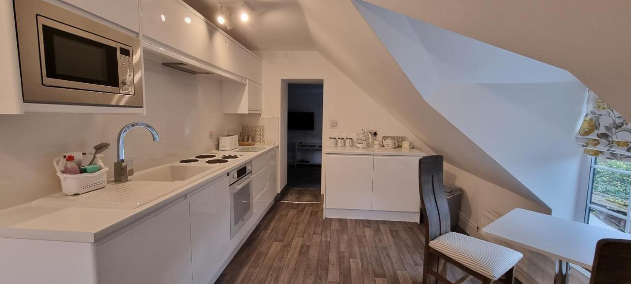 Modern And Spacious 2 Bedroom Apartment With Free Parking Glyn Ceiriog Exterior photo