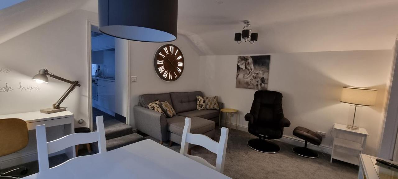 Modern And Spacious 2 Bedroom Apartment With Free Parking Glyn Ceiriog Exterior photo