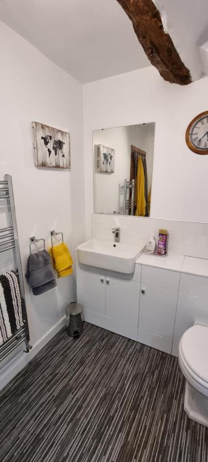 Modern And Spacious 2 Bedroom Apartment With Free Parking Glyn Ceiriog Exterior photo
