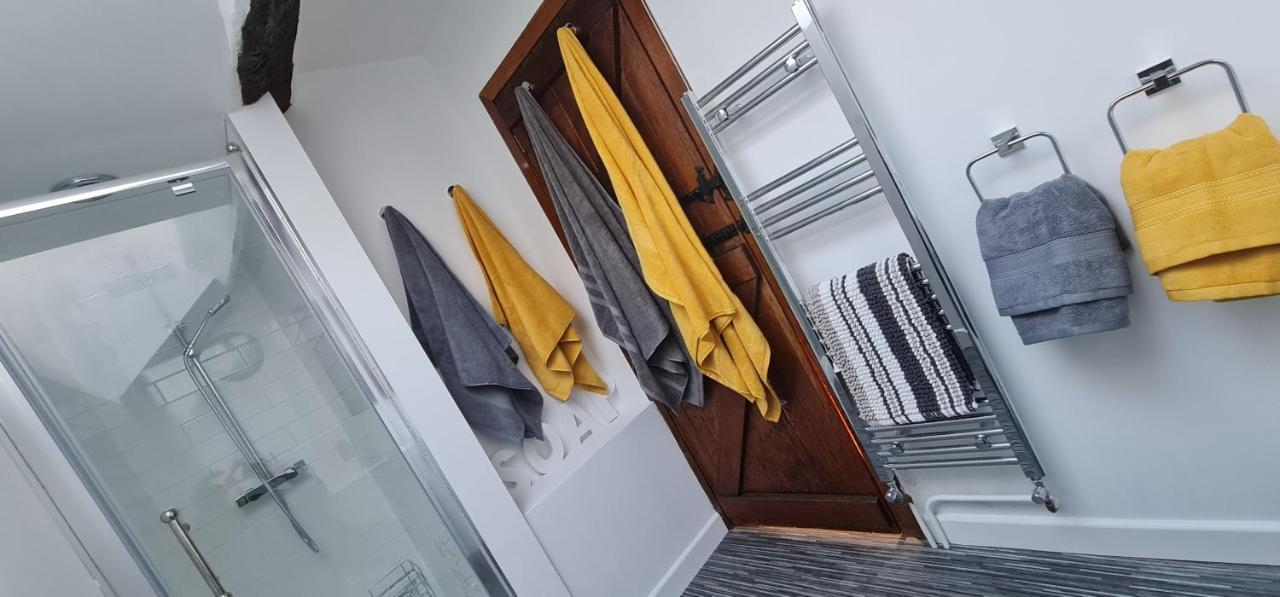 Modern And Spacious 2 Bedroom Apartment With Free Parking Glyn Ceiriog Exterior photo