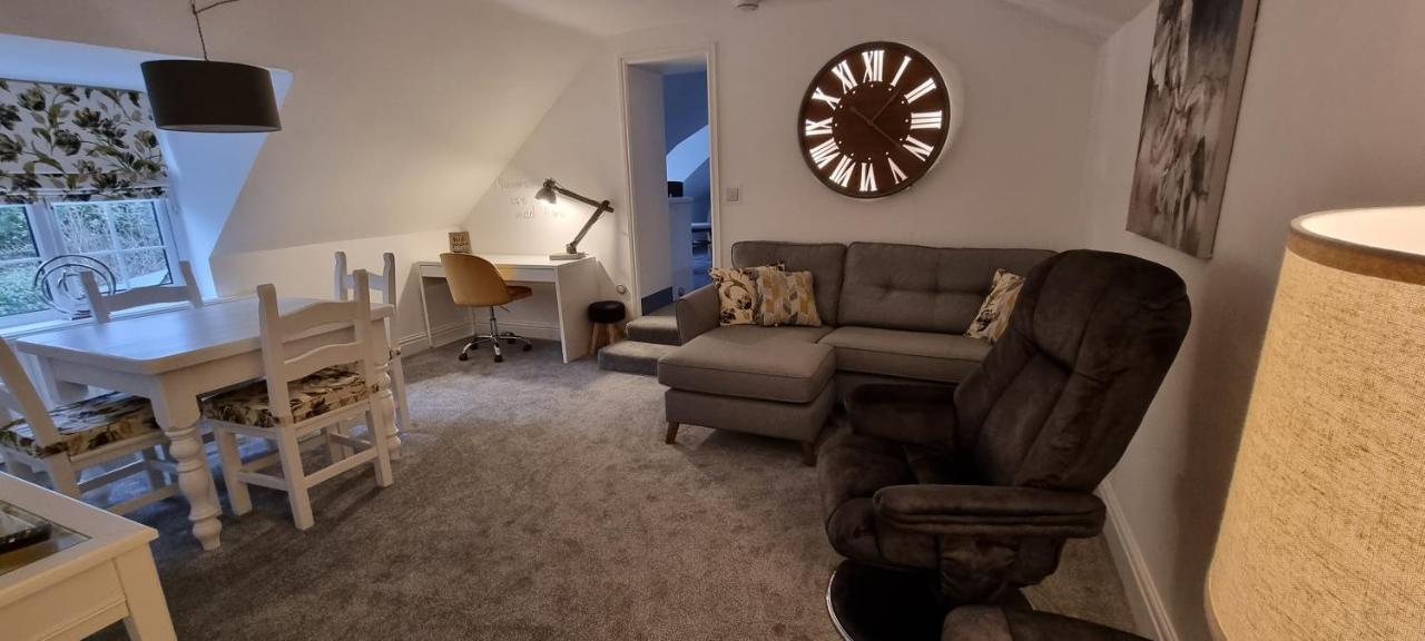 Modern And Spacious 2 Bedroom Apartment With Free Parking Glyn Ceiriog Exterior photo