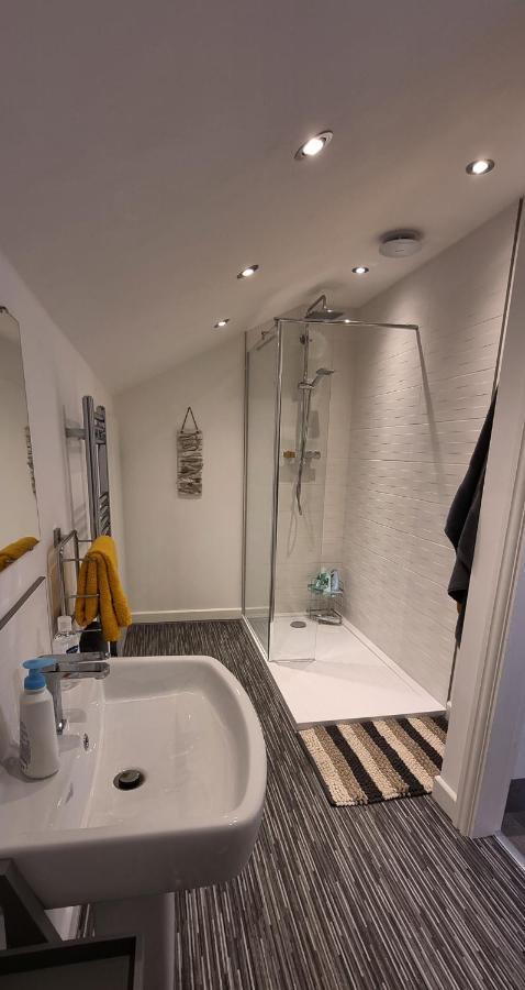 Modern And Spacious 2 Bedroom Apartment With Free Parking Glyn Ceiriog Exterior photo