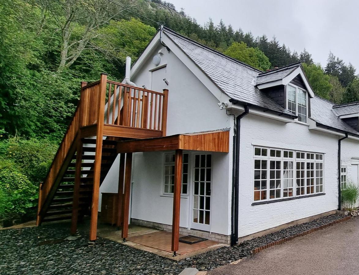 Modern And Spacious 2 Bedroom Apartment With Free Parking Glyn Ceiriog Exterior photo